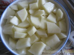 Картофельный суп с сушеными грибами: Почистить и помыть картофель. Порезать кубиками.