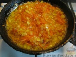 Картофельный суп с сушеными грибами: Разогреть сковороду, налить растительное масло. Выложить лук и морковь. Обжарить, помешивая, на среднем огне до золотистого цвета, 3-5 минут. Добавить муку, перемешать. Выложить зажарку в суп.