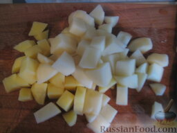 Суп из чечевицы: Кубиками нарезать картошку.