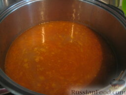 Суп из чечевицы: Добавить в суп чечевицу и еще немного кипяченой воды. Добавить соль и закрыть крышкой. Готовится примерно 30 минут, но все же проверяйте.