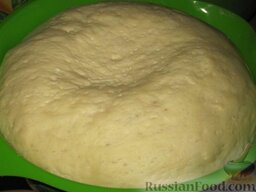 Пирог с картошкой и сыром (картофджын): Когда тесто подойдет, делим его на три части.