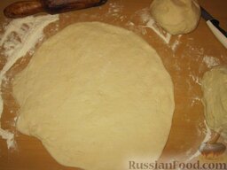 Пирог с картошкой и сыром (картофджын): Часть теста аккуратно раскатываем.