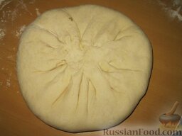 Пирог с картошкой и сыром (картофджын): Лишнее тесто срезаем.   Аккуратно разминаем пирог руками от середины.