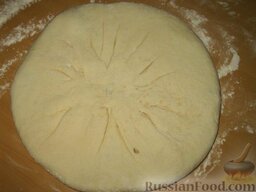 Пирог с картошкой и сыром (картофджын): Потом можно скалку применить - аккуратно раскатываем с одной стороны от середины к краю. Потом переворачиваем - и с другой стороны тоже.