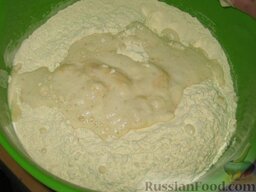 Пирог с картошкой и сыром (картофджын): Насыпаем муку и соль в тазик, перемешиваем, делаем углубление в середке, выливаем туда дрожжевое содержимое стакана.