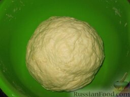 Пирог с картошкой и сыром (картофджын): Аккуратно начинаем перемешивать от центра, добавляем теплое молоко. Воды добавляем столько, сколько возьмет тесто, чтобы оно получилось достаточно упругим.  В самом конце добавляем масло, чтобы тесто не липло к рукам.   Из теста формируем шар, накрываем сверху пленкой и ставим в теплое место 
