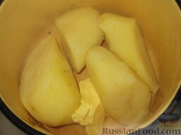 Пирог с картошкой и сыром (картофджын): Пока тесто подходит, готовим начинку.   Чистим, отвариваем картофель. Сливаем воду, добавляем к картофелю сливочное масло.
