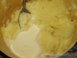Пирог с картошкой и сыром (картофджын): Толчем. Добавляем сливки, хорошо перемешиваем.