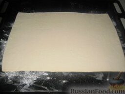 Торт Наполеон (из готового теста): Как приготовить торт Наполеон:    Раскатать готовое слоеное тесто. Протыкать вилкой.