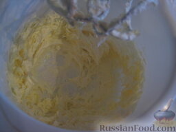 Торт Наполеон (из готового теста): Приготовить крем для торта Наполеон.  Взбить размягченное масло.