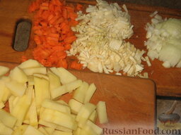 Суп из карпа: Пока варится бульон, приготовим овощи. Очистим овощи и  мелко порежем лук, морковь, корни сельдерея и петрушки. Брусочками порежем картофель.  Вкидываем в бульон картофель и куски карпа. Варим 15 минут.  На сковороде пассеруем лук и добавляем морковь, сельдерей и петрушку. Обжариваем 5-7 минут. Добавляем в суп и варим 7 минут. Солим суп из карпа по вкусу.
