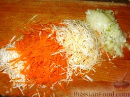 Киевский борщ: Корни моркови, петрушки и сельдерея режем мелкой соломкой, лук – мелкими кубиками. 1/4 часть лука отложим.