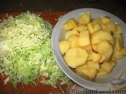 Киевский борщ: Капусту режем соломкой, а картофель кубиками. Чистим яблоки, удаляем сердцевину и режем ломтиками.
