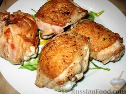 Курица в горчичном соусе: Обжаренную курицу выньте на тарелку, заверните все в фольгу и держите в тепле. Можно поставить в теплую духовку (до 100С).
