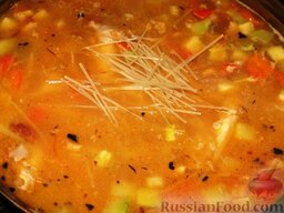 Японский овощной суп: Добавить фасоль, бульон, лавровый лист. Варить  на среднем огне 5 минут. В конце добавить в овощной суп спагетти, разломив их на несколько частей. Спагетти варим (по времени) по инструкции на упаковке.