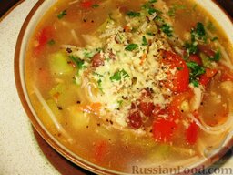 Японский овощной суп: Готовый суп налить в тарелку и посыпать сверху тертым сыром и перцем. И по нашему обычаю – немножко зеленью.  Приятного аппетита!