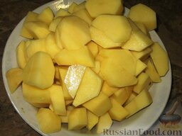 Венский гуляш: Картофель порезать крупными кусочками.