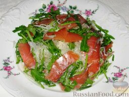 Салат из семги и дайкона: Салат поперчить, перемешать с ломтиками семги и заправить салат с семгой оливковым маслом.  Приятного аппетита!