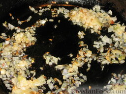 Луковые булочки: Очистим лук и мелко порубим. Обжарим его на оставшемся масле до золотисто-коричневого цвета. Дадим остыть и подмешаем в тесто.