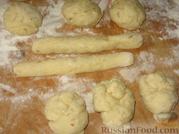 Луковые булочки: Разделим тесто на 12 одинаковых кусков. Из каждого куска сформируем колбаску длиной примерно 20 см. Завяжем ее «узелком».