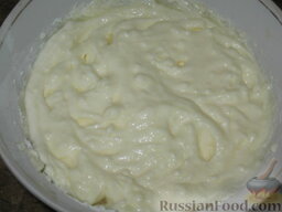 Тыквенный торт: Для крема взобьем сметану с сахаром и поставим для охлаждения в холодильник.