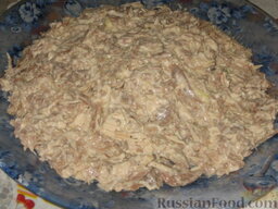 Праздничный салат "Колесо обозрения": Мешаем мясо с эти соусом и выкладываем невысокой горкой на блюдо.