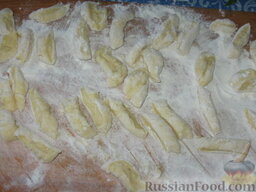 Украинская печеня в горшочке: Порежем жгуты на галушки. Отварим галушки в подсоленном кипятке (до всплытия) и выберем их шумовкой.