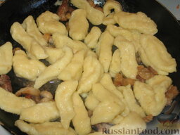 Украинская печеня в горшочке: Обжарим подчеревину или сало на сковороде до шкварок и выложим галушки.