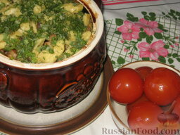 Украинская печеня в горшочке: Готовую печеню посыпаем зеленью с чесноком и подаем жаркое в горшочках с разносолами или свежими овощами.