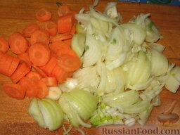 Украинская печеня в горшочке: Морковь порезать кружочками, а лук – полукольцами.