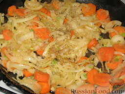 Украинская печеня в горшочке: Обжарить лук с морковью на масле, посолить и поперчить.