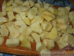 Украинская печеня в горшочке: Картофель нарезать средними кубиками.
