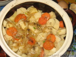 Украинская печеня в горшочке: На свинину – картофель. Картофель солим и перчим. Сверху – половину лука с морковкой.