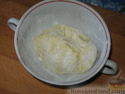 Украинская печеня в горшочке: Пока жаркое тушится, приготовим последний ингредиент – маленькие галушки.Из теплого молока, яйца, соли и муки замесим мягкое тесто.  Из теста сделаем жгуты.
