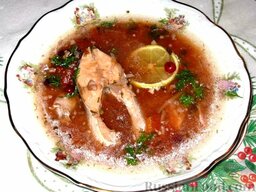 Рыбный суп с клюквой: В тарелку с рыбным супом можно положить дольку лимона.  Приятного аппетита!