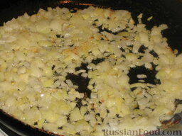 Голубцы из квашеной капусты с фасолью: Лук нарежем мелкими кубиками и пассеруем на разогретом масле 5 минут.