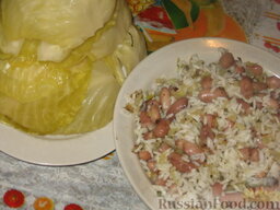 Голубцы из квашеной капусты с фасолью: Добавим к луку фасоль и рис, сушеные травы, соль. Начинка готова. Полученный фарш выкладываем на капустный лист и заворачиваем.