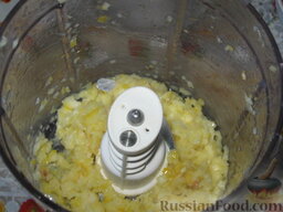 Постная шоколадная коврижка: Лимон нарезать, измельчить в блендере и также добавить к сиропу с маслом.