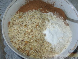 Постная шоколадная коврижка: Муку смешать с какао-порошком и содой, добавить орехи, вымесить тесто и добавить «цукаты».