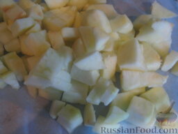 Яблоки в слоеном тесте: Как приготовить яблоки в слоеном тесте:    Очистить яблоки и нарезать кубиками.