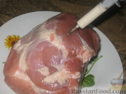 Свинина, шприцованная сливками: Набираем в шприц процеженные сливки и колем свинину почаще и погуще. С каждым уколом выпускаем по чуть-чуть сливок.