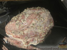 Свинина, шприцованная сливками: Гущу смешиваем с оставшимися сливками (1-2 ст. ложки) и обмазываем мясо сверху.  Заворачиваем мясо в фольгу. Соединяем верхнюю и нижнюю часть фольги так, чтобы сок, образующийся при запекании, не вытекал. Тогда мясо не пересушится.  Ставим в духовку на 1 час 40 минут при температуре 180 градусов. Есть сторонники более быстрого запекания - 1 час при 220 градусах. Для свинины с прослойками жира это возможно. Но нежирную свинину высокая температура может пересушить. Если вы запекаете кусок свинины более 1 кг, соответственно немного увеличьте время запекания. Так что режим запекания выбирайте сами.  Свинине дадим остыть в фольге, потом часа на 4 поставим в холодильник.