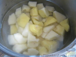 Картофельный пирог "Объедение": Как приготовить картофельный пирог:    Сделать начинку, для этого почистить и помыть картофель. Нарезать. Отварить до готовности, 20-30 минут.
