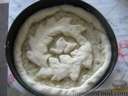 Картофельный пирог "Объедение": Украсить пирог колосками, поставить на 15 минут, чтобы пирог подошел. Затем смазать пирог растительным маслом. Поставить пирог в  духовку на среднюю полку.