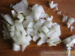 Картофельный пирог "Объедение": Почистить и помыть лук. Нарезать кубиками.