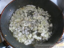 Картофельный пирог "Объедение": Нагреть сковороду, налить 2-3 ст. ложки растительного масла. Обжарить лук на среднем огне до золотистого цвета, помешивая, 3-4 минуты.