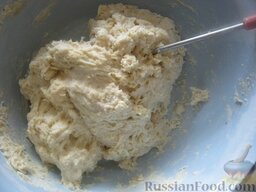 Картофельный пирог "Объедение": Налить отвар картофеля, размешать с мукой. Замесить мягкое тесто.