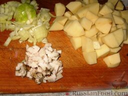 Капустняк на копченостях: Картофель порежем кубиками. Сало и лук мелко порежем.