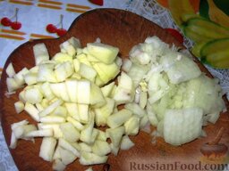 Гуляш из индейки с квашеной капустой: Мелко нарезать яблоко и лук.