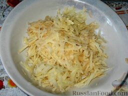 Гуляш из индейки с квашеной капустой: Картофель очистить и натереть на крупной терке. Выложить в капусту, добавить сметану, посолить и поперчить. Тушить еще 15 минут.